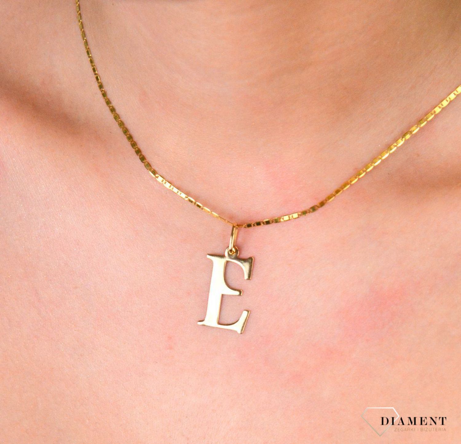 Złota zawieszka Literka E 2cm  Wisiorek został wykonany z najwyższej jakości złota próby 585. Złoto to jeden z najpopularniejszych kruszców, cenione przez kobiety na całym świecie1.jpg